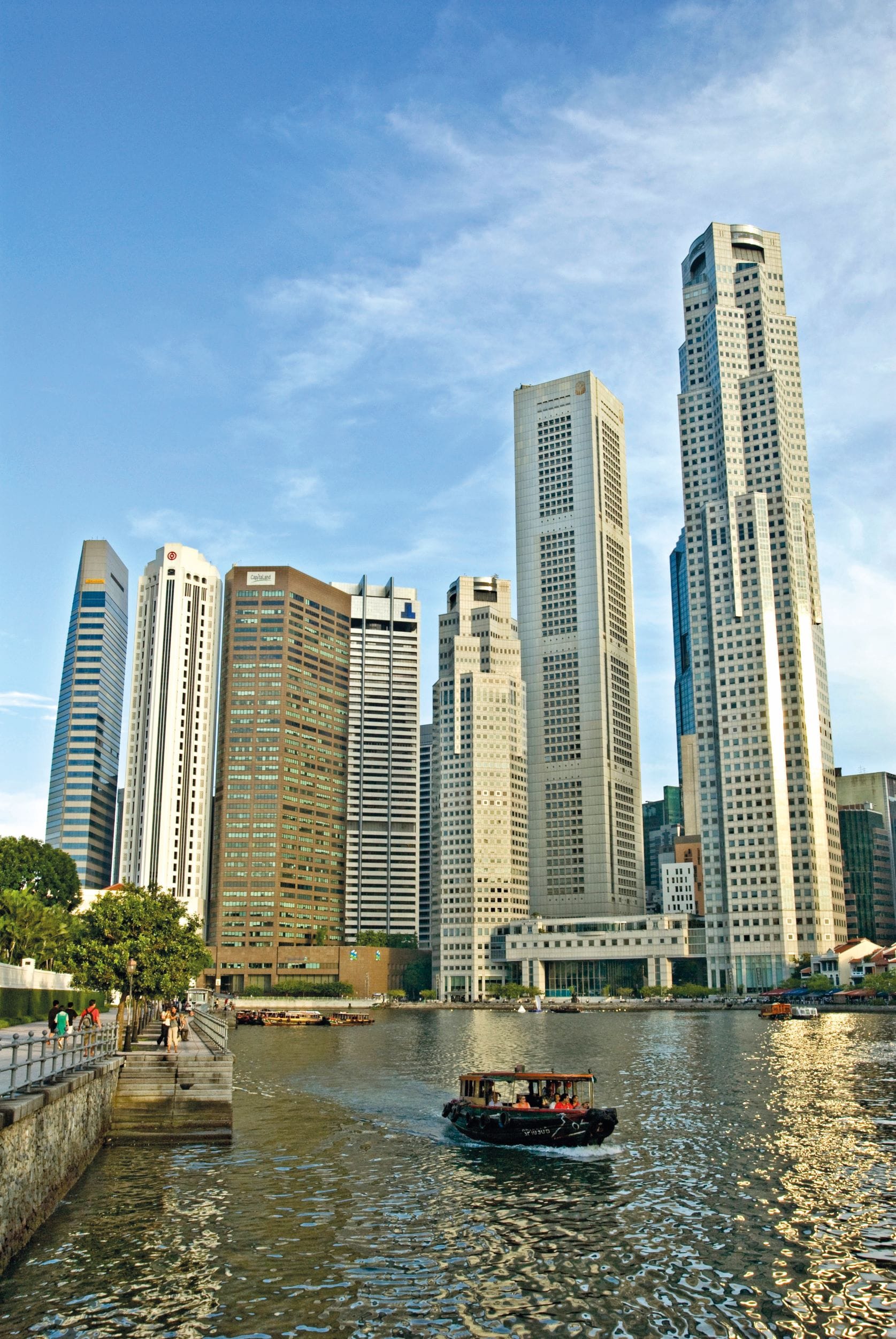 Figure 1: A bumboat carrying tourists on a sight-seeing cruise along the mouth of the Singapore River, 2007. This area used to be the old port of Singapore where the city’s first settlements were. Back in the colonial days, the river mouth was the centre of entrepot trade, commerce and finance. To this day, it remains the most expensive and economically important district in Singapore. © Edgar Su/OnAsia.com.